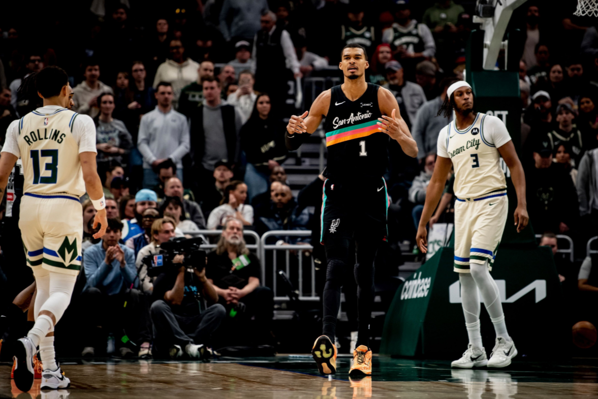 NBA: Bucks perdem para os Spurs e estão fora dos playoffs