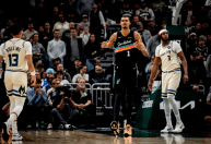 NBA: Bucks perdem para os Spurs e estão fora dos playoffs