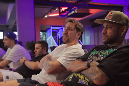 Neymar acompanhou Brasil x França com alguns amigos