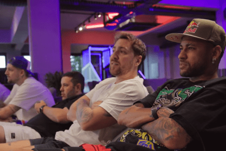 Neymar acompanhou Brasil x França com alguns amigos