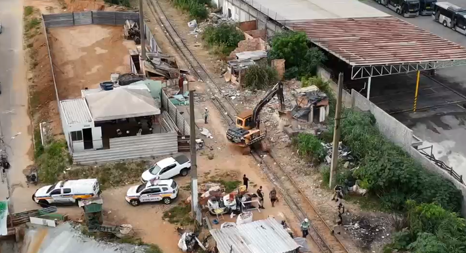 Moradores atingidos por expansão do metrô denunciam demolição de casas sem ordem judicial