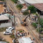 Moradores atingidos por expansão do metrô denunciam demolição de casas sem ordem judicial