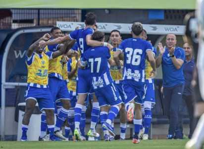 Jogadores do Avaí comemoram gol marcado em jogo de estreia na Série B