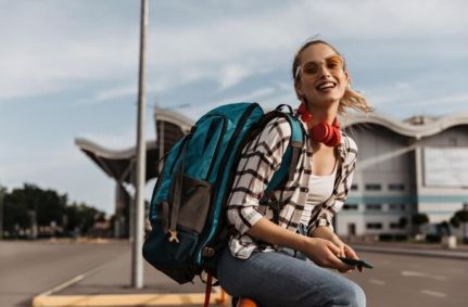 Jovem viajando em aeroporto