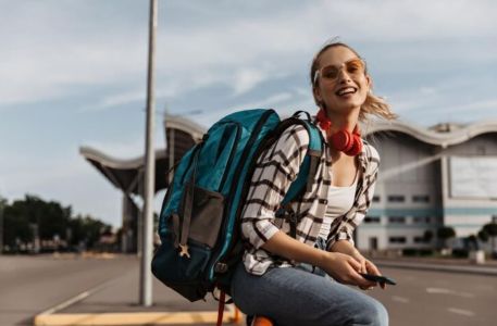 Jovem viajando em aeroporto