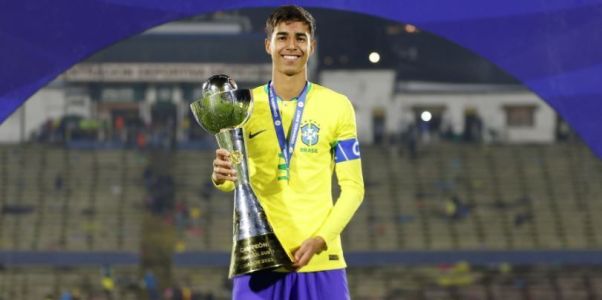 Vitor Reis, zagueiro que pertence ao Grupo City, foi convocado por Ancelotti