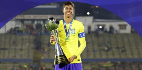 Vitor Reis, zagueiro que pertence ao Grupo City, foi convocado por Ancelotti