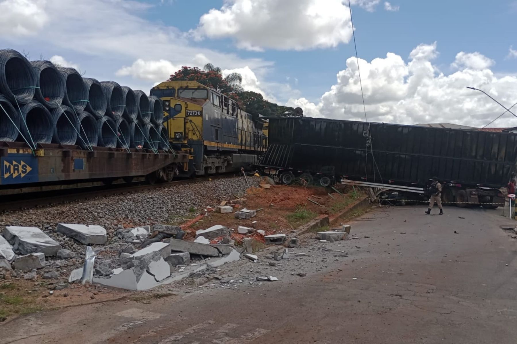 Vídeo: colisão entre carreta e trem deixa ferido em Carandaí (MG)