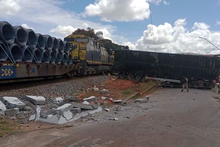 Vídeo: batida entre carreta e trem deixa ao menos um ferido em cidade do interior de Minas Gerais