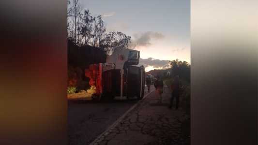 Carreta tomba e interdita trechos da BR-262 e BR-381 em MG