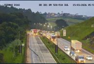 Derramamento de produto químico fecha Fernão Dias há mais de 60 horas em MG