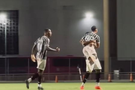 Alex Galo comemora gol pelo Rio Branco sobre o Vila Nova pela Copa Verde