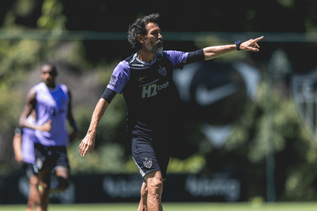 Técnico Eduardo Domínguez no comando do treino do Atlético na Cidade do Galo