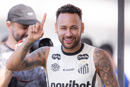 Fora da Seleção Brasileira, Neymar treina no Santos