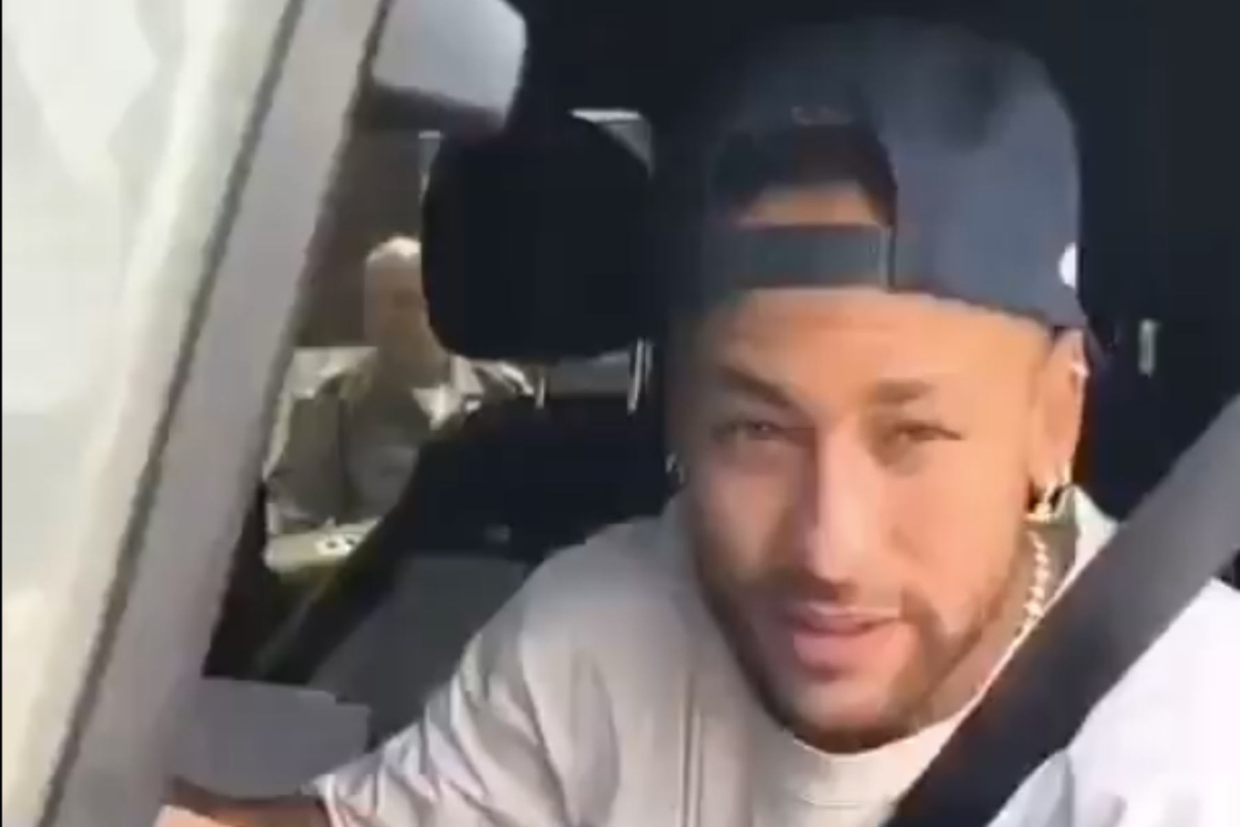 Neymar reage a coro da torcida na derrota da Seleção Brasileira para França