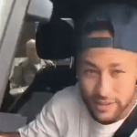 Neymar reage a coro da torcida na derrota da Seleção Brasileira para França