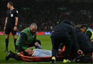 Inglaterra x Uruguai: defensor do Palmeiras deixa amistoso de maca e em lágrimas