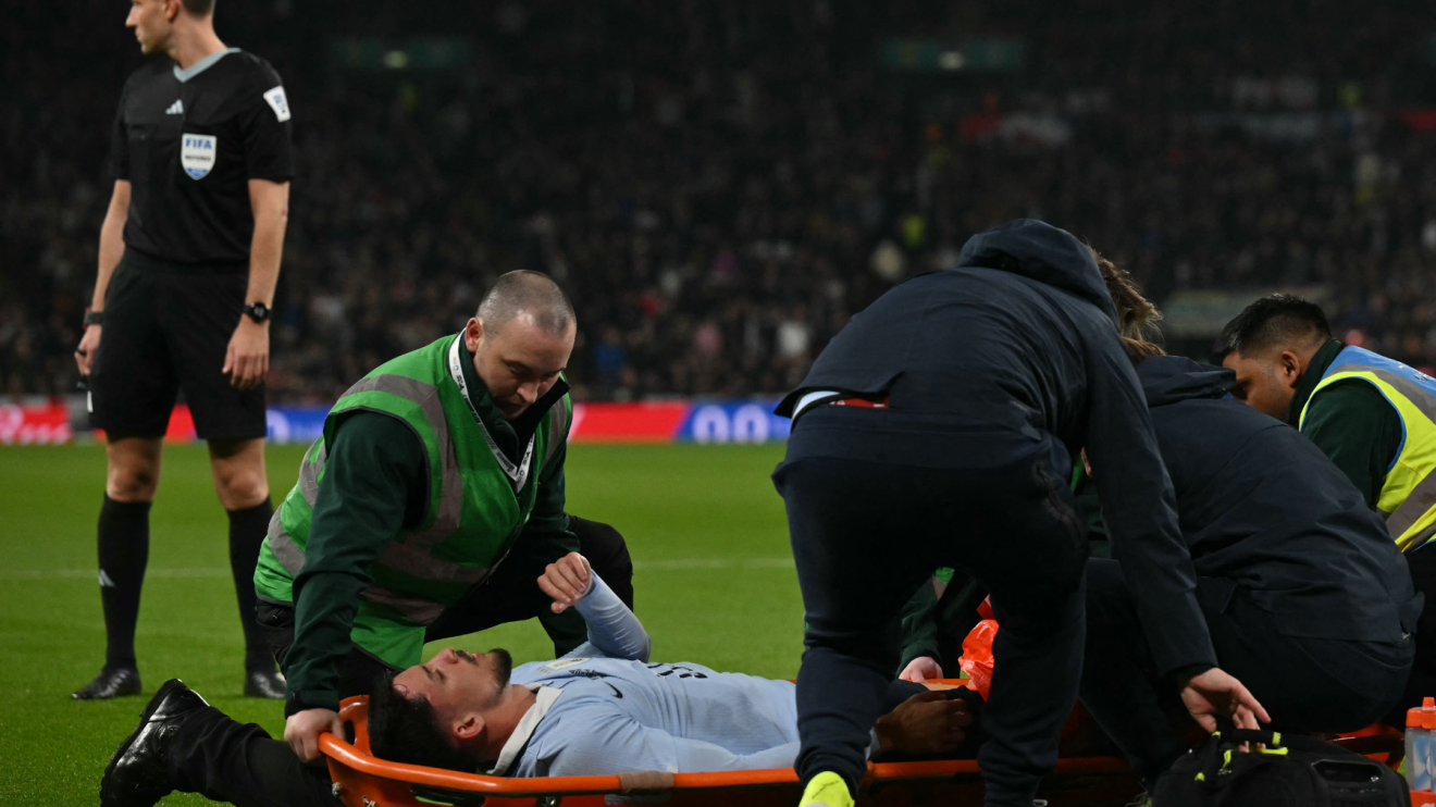 Inglaterra x Uruguai: defensor do Palmeiras deixa amistoso de maca e em lágrimas