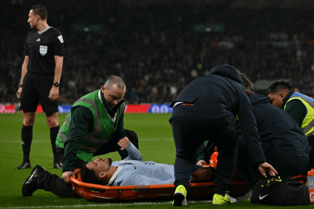 Piquerez, do Palmeiras, deixa amistoso entre Inglaterra e Uruguai de maca em Wembley