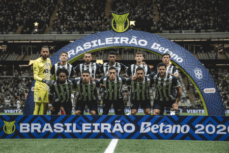 Time do Atlético perfilado antes de jogo do Campeonato Brasileiro