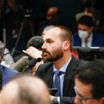 Eduardo Bolsonaro diz que pré-candidatura de Flávio 'não passa' por Michelle