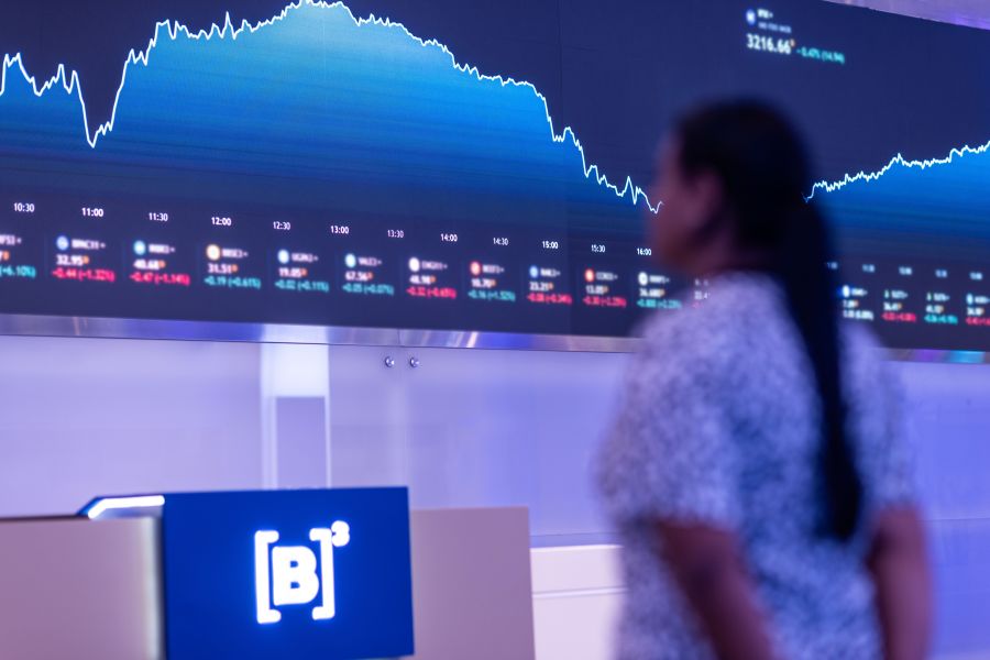 Bolsa cai, e dólar fecha estável com investidores atentos ao Oriente Médio