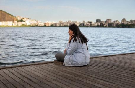 Estudo aponta que solidão pode aumentar dor e afetar mais mulheres
