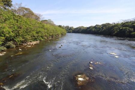 Rio Piracicaba em São Paulo com árvores nas margens