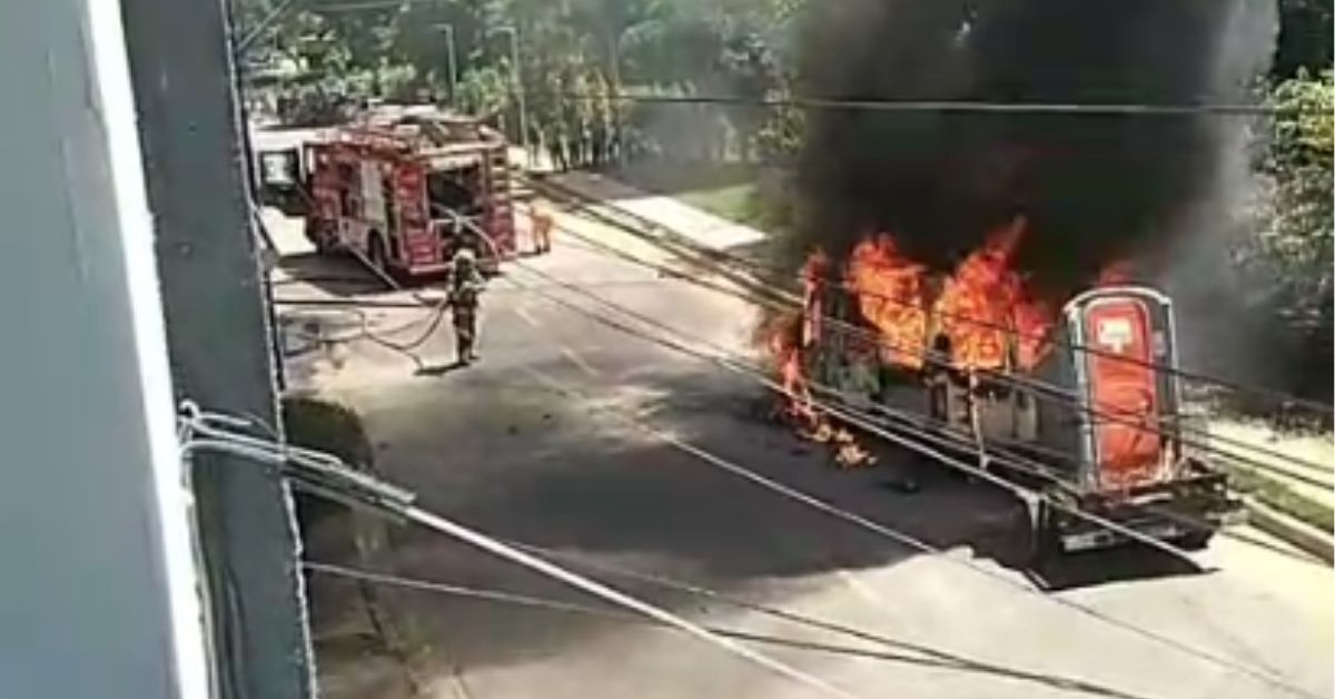 Van de trabalhadores pega fogo no bairro Ideal, em Ipatinga