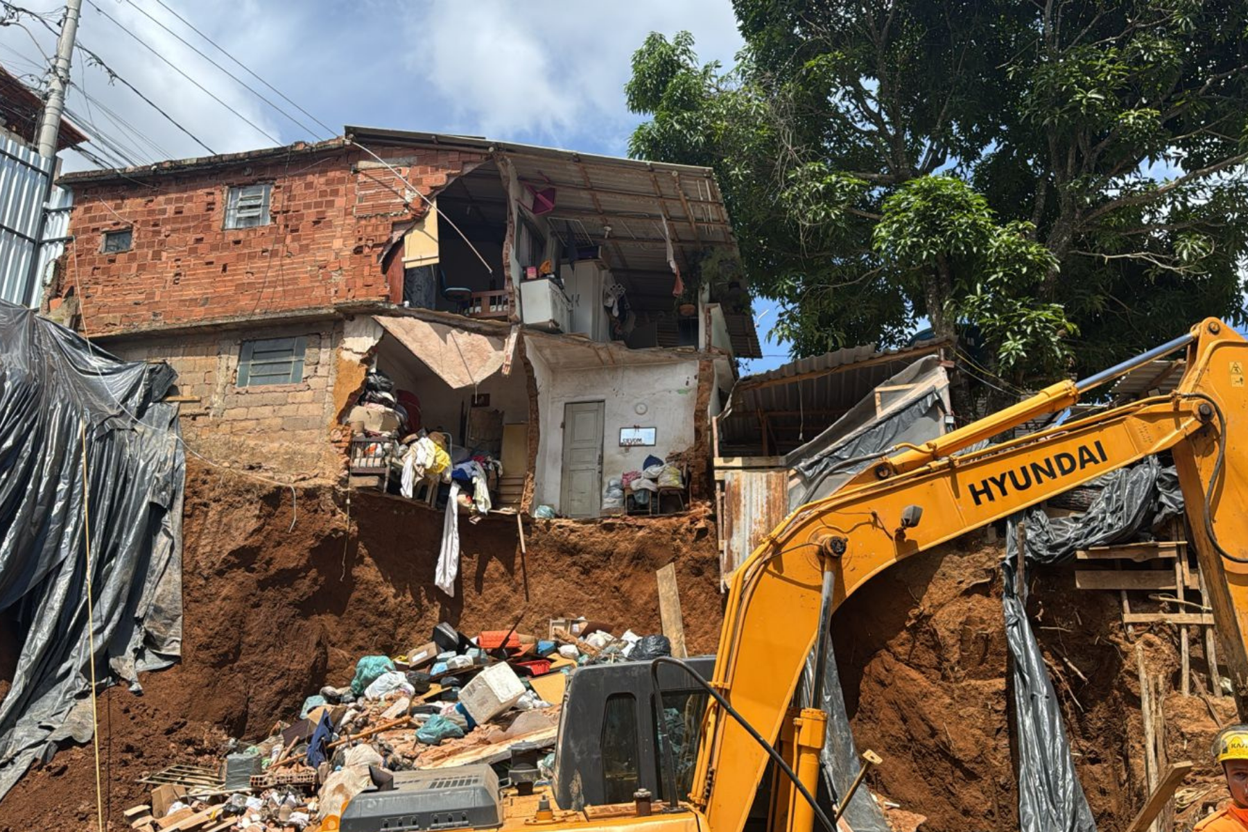 Desabamento parcial de residência deixa uma pessoa ferida em Juiz de Fora