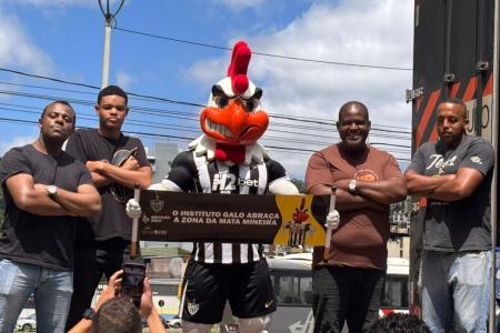 Galo Doido junto a voluntários durante entrega de kits • Michel Santos / Itatiaia