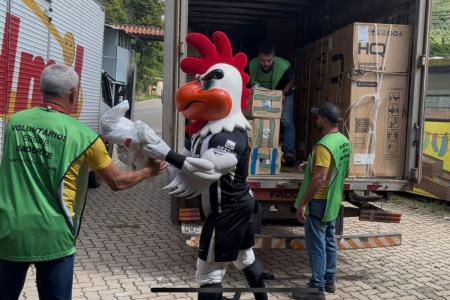 Equipe de voluntários do Maderite junto ao Galo Doido • Michel Santos