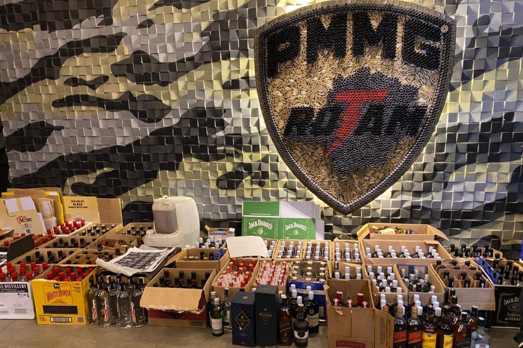 Fábrica clandestina de bebida alcoólica no Centro de BH é fechada pela PM