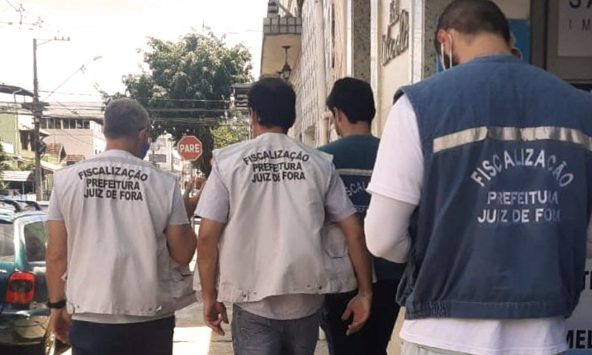Fiscalização recolhe perfumes vendidos irregularmente em Juiz de Fora