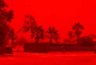 Cenário apocalíptico: céu fica vermelho com aproximação de ciclone na Austrália