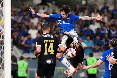 Kaio Jorge em disputa de bola durante a final do Campeonato Mineiro