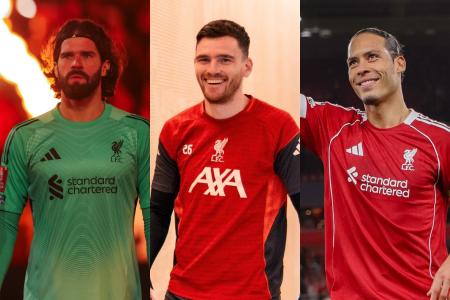 Da esquerda para a direita, os jogadores Alisson Becker, Andrew Robertson e Virgil van Dijk • Divulgação/X/Liverpool