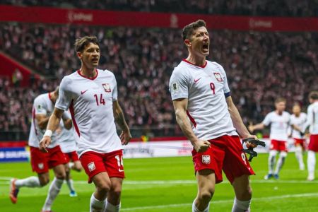 Lewandowski comemora gol da Pôlonia sobre a Albânia