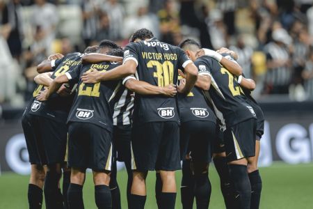 Time do Atlético reunido no gramado da Arena MRV