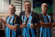Grêmio apresenta novo uniforme com referência a temporada histórica