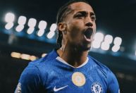 Após gafe de Ancelotti, Chelsea brinca com convocação de João Pedro