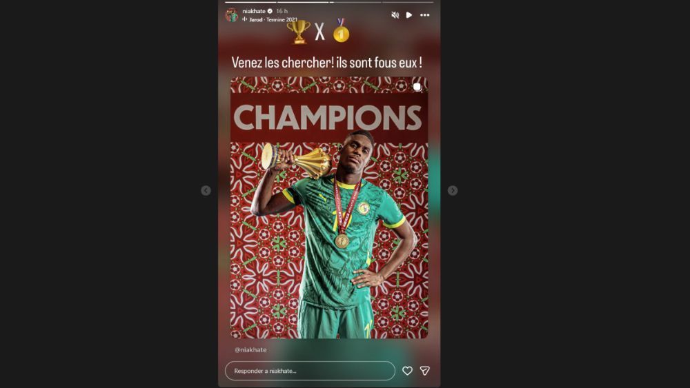 Zagueiro de Senegal ironiza decisão sobre Copa Africana e exibe troféu