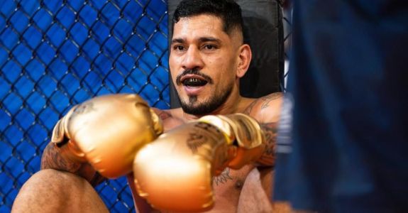 Alex Poatan, lutador brasileiro campeão de duas categorias do UFC