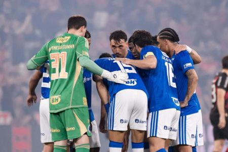 Jogadores do Cruzeiro reunidos antes de jogo pelo Brasileirão