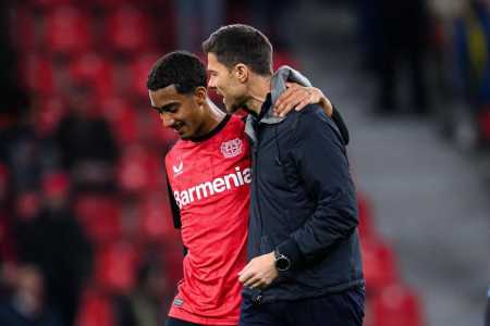 Arthur e Xabi Alonso, juntos pelo Bayer Leverkusen