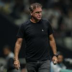 O que fez o Santos agir rápido no mercado e contratar Cuca como treinador