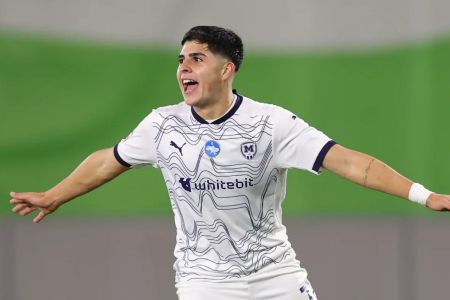 Cauan Baptistella celebra gol pelo Metalist