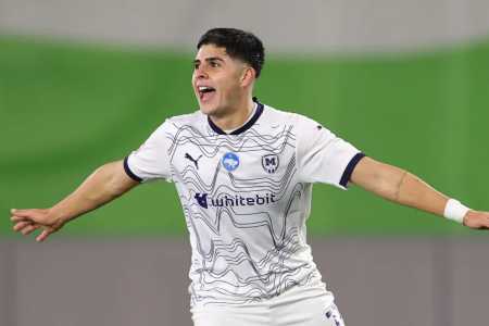 Cauan Baptistella celebra gol pelo Metalist • Divulgação/Metalist