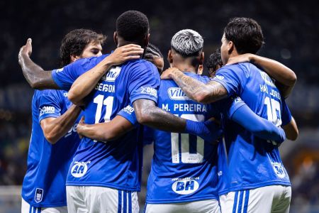Jogadores do Cruzeiro reunidos em jogo do Campeonato Brasileiro