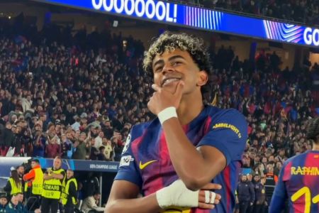 Lamine Yamal celebra gol pelo Barcelona contra o Newcastle